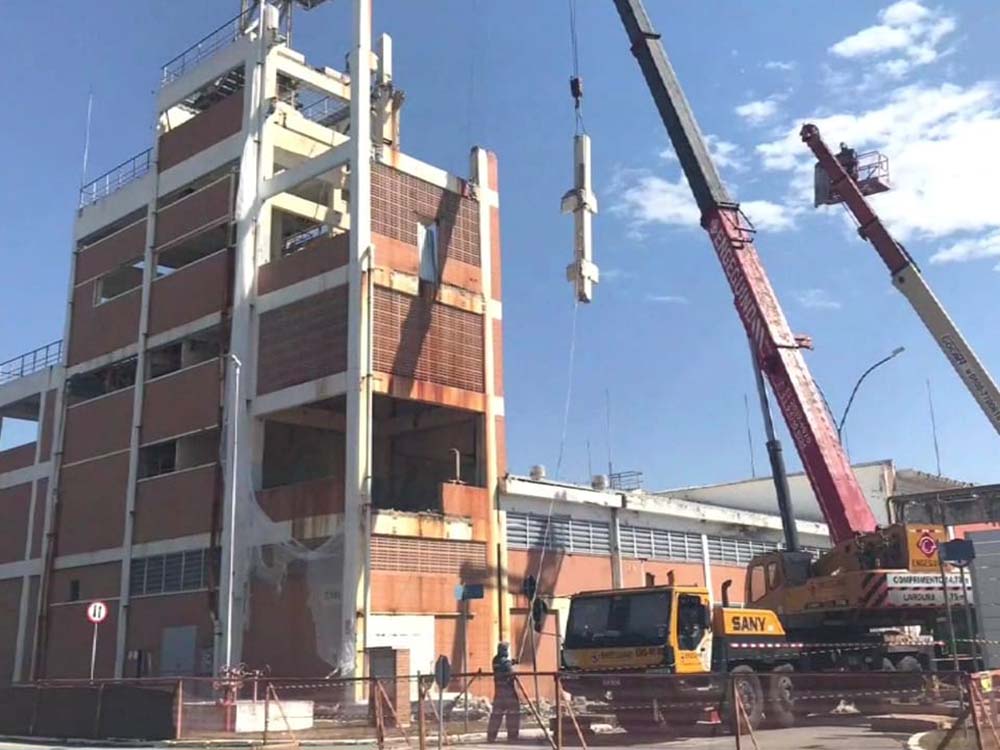 Transformando espaços com os serviços da demolidora em Cotia da Terraplenagem Farias